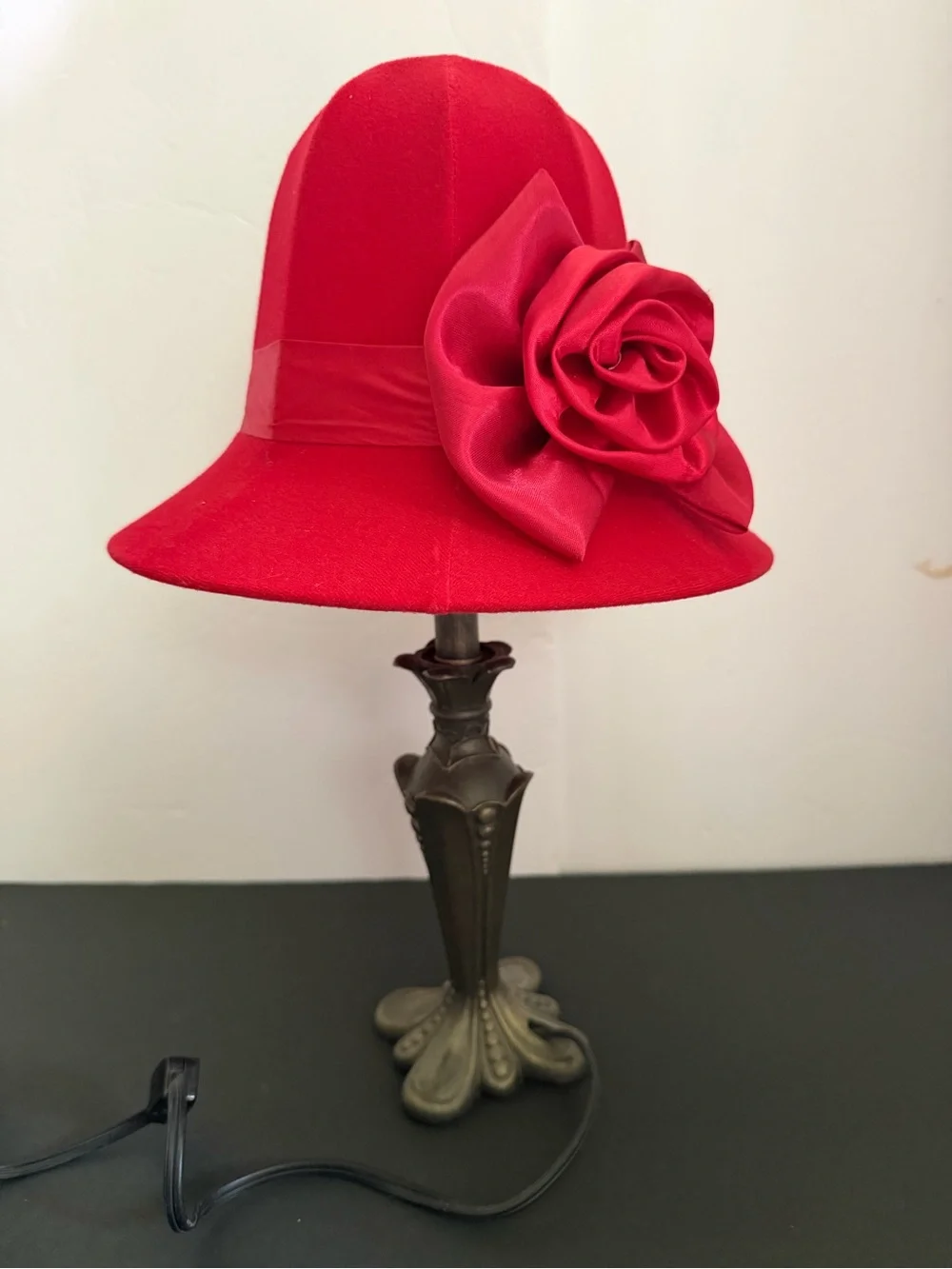 Red Hat Velvet Lamp with Rose Accent H-16,5”